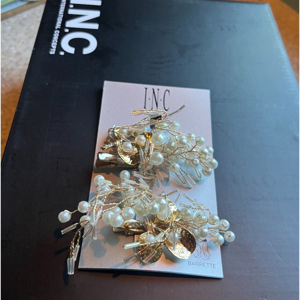 Pearl hair clips